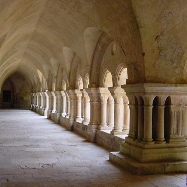 Cloître de l’Abbaye de Fontenay inscrite au Patrimoine Mondial de l’Unesco en 1981 © Association Pierre de Bourgogne